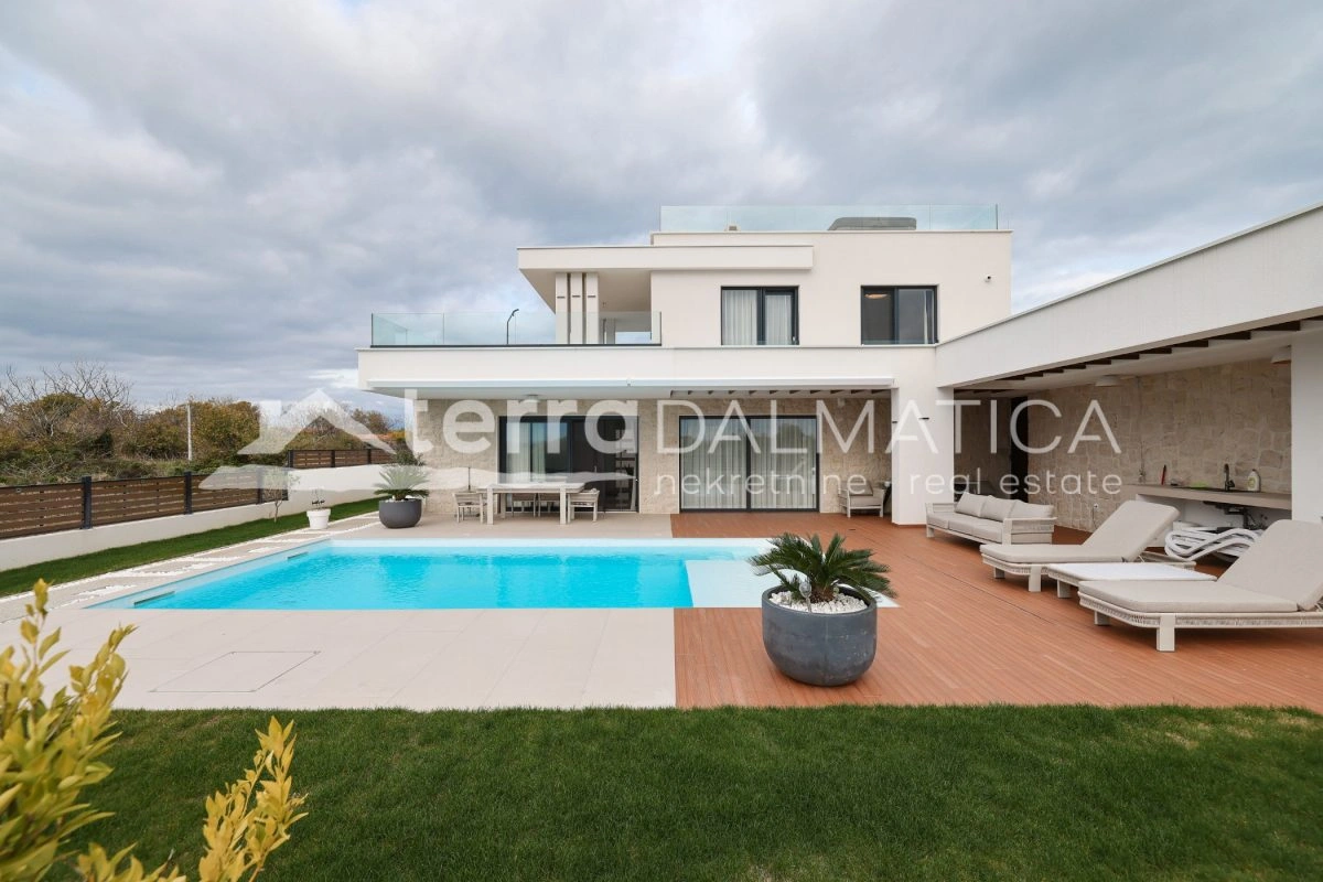 Haus Privlaka mit beheiztem Pool und angelegtem Garten