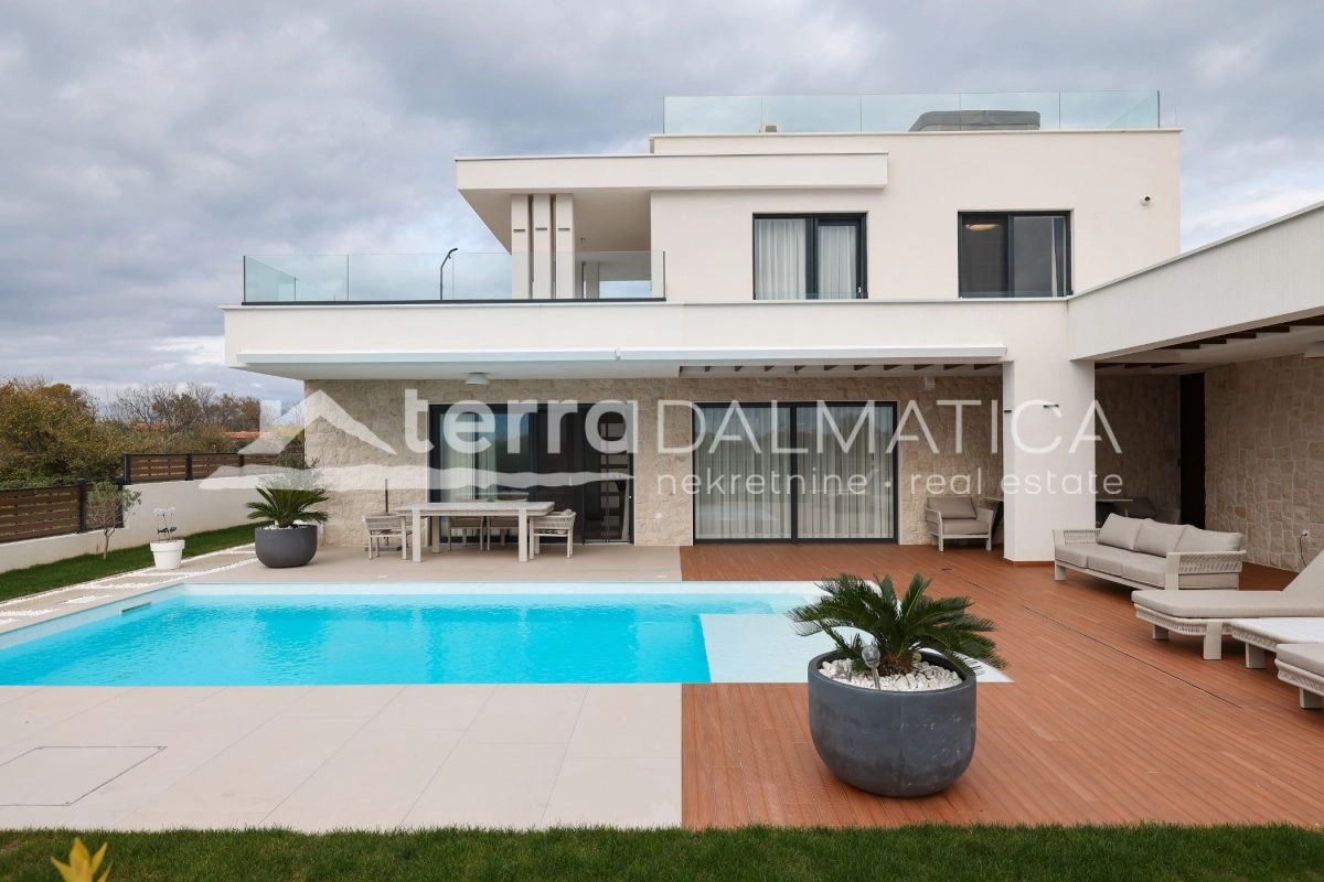 Haus Privlaka mit beheiztem Pool und angelegtem Garten