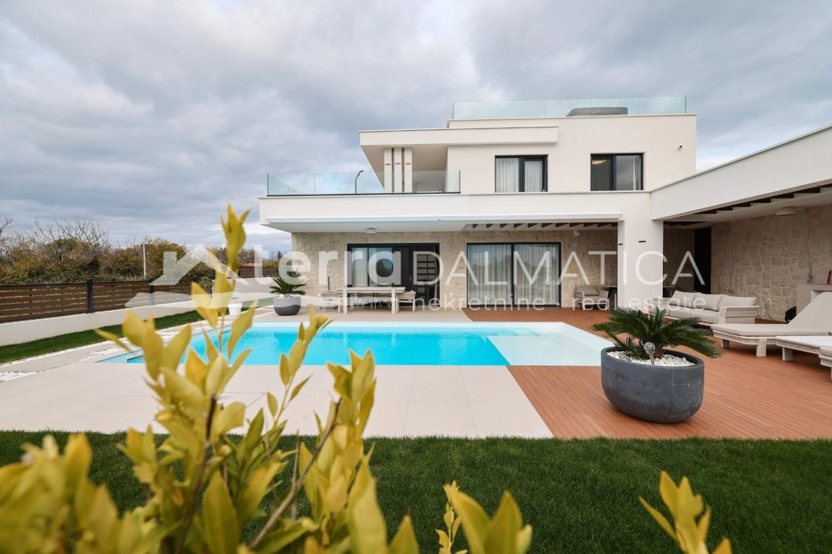 Haus Privlaka mit beheiztem Pool und angelegtem Garten