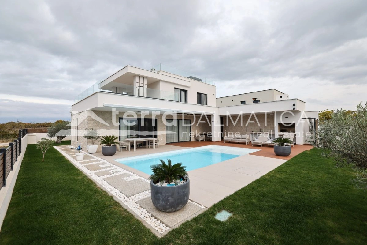 Haus Privlaka mit beheiztem Pool und angelegtem Garten