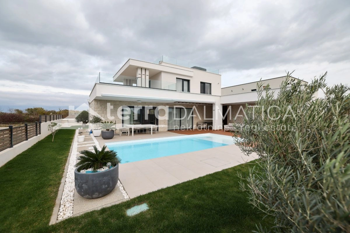 Haus Privlaka mit beheiztem Pool und angelegtem Garten