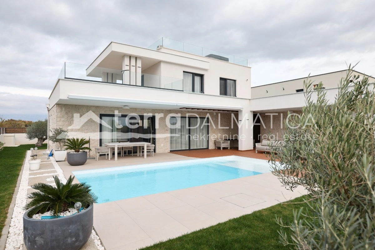 Haus Privlaka mit beheiztem Pool und angelegtem Garten