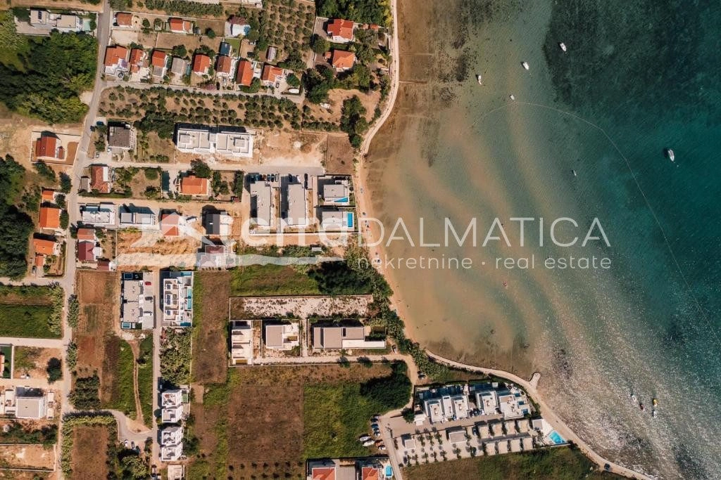 Doppelhaushälfte Privlaka mit Swimmingpools, 150 m vom Meer entfernt