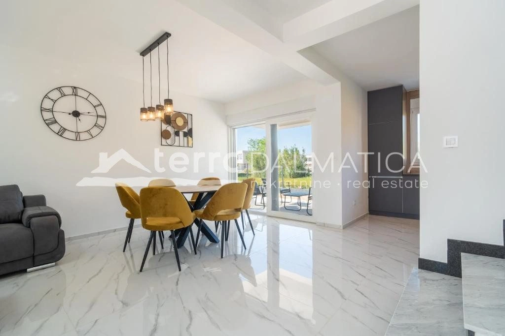 Doppelhaushälfte Privlaka mit Swimmingpools, 150 m vom Meer entfernt