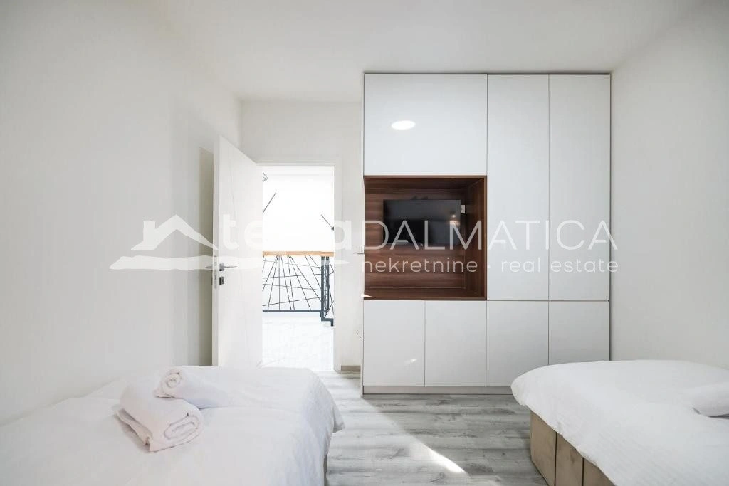 Doppelhaushälfte Privlaka mit Swimmingpools, 150 m vom Meer entfernt