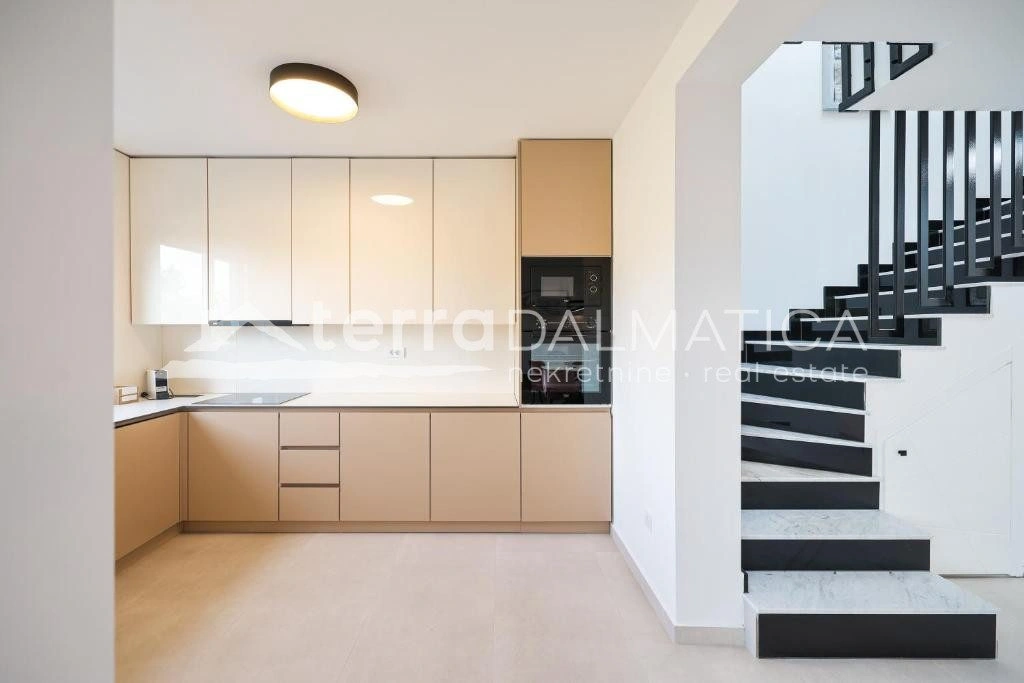 Doppelhaushälfte Privlaka mit Swimmingpools, 150 m vom Meer entfernt