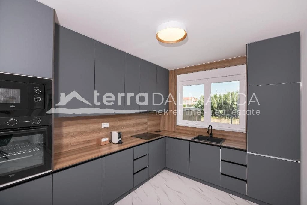 Doppelhaushälfte Privlaka mit Swimmingpools, 150 m vom Meer entfernt