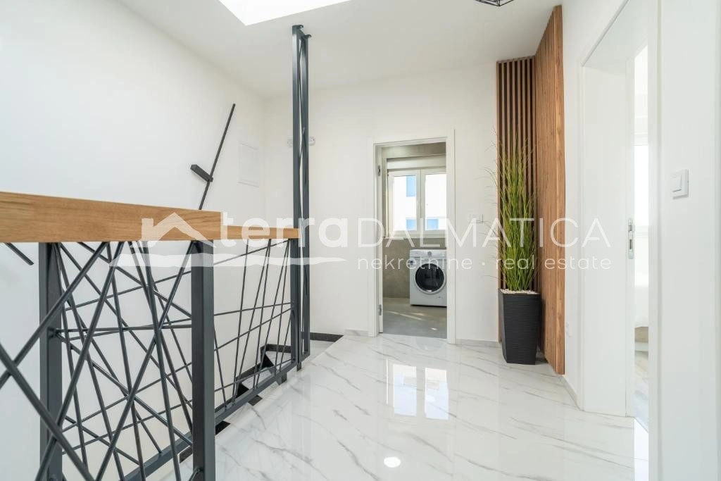 Doppelhaushälfte Privlaka mit Swimmingpools, 150 m vom Meer entfernt