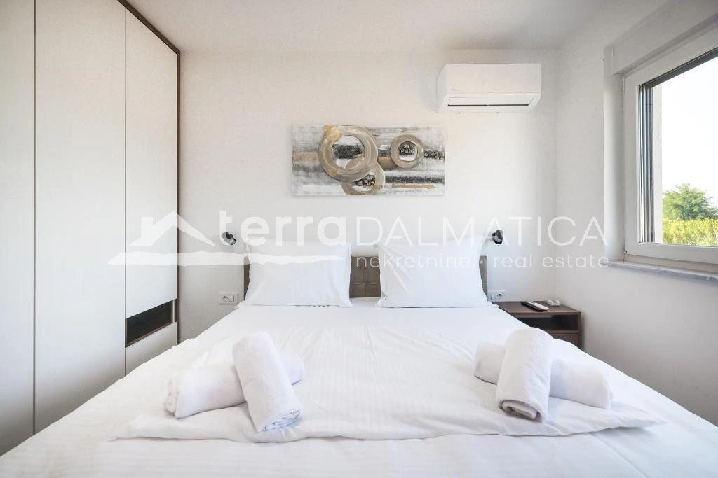 Doppelhaushälfte Privlaka mit Swimmingpools, 150 m vom Meer entfernt