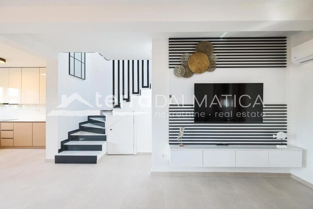 Doppelhaushälfte Privlaka mit Swimmingpools, 150 m vom Meer entfernt