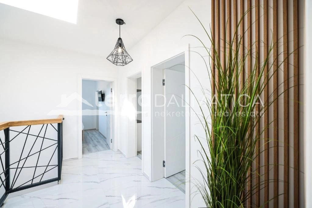 Doppelhaushälfte Privlaka mit Swimmingpools, 150 m vom Meer entfernt