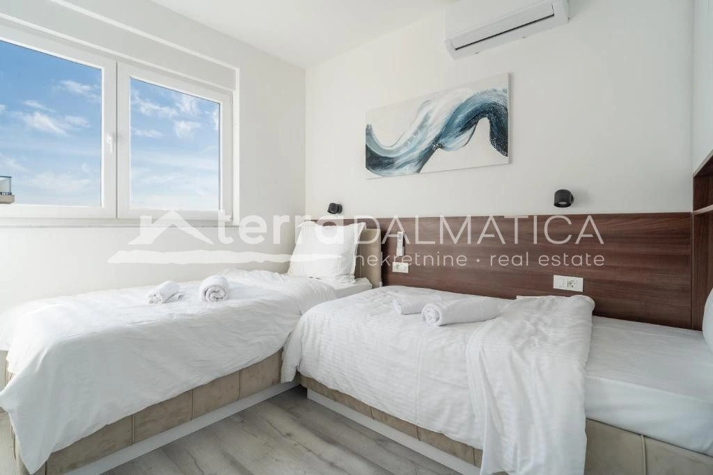 Doppelhaushälfte Privlaka mit Swimmingpools, 150 m vom Meer entfernt