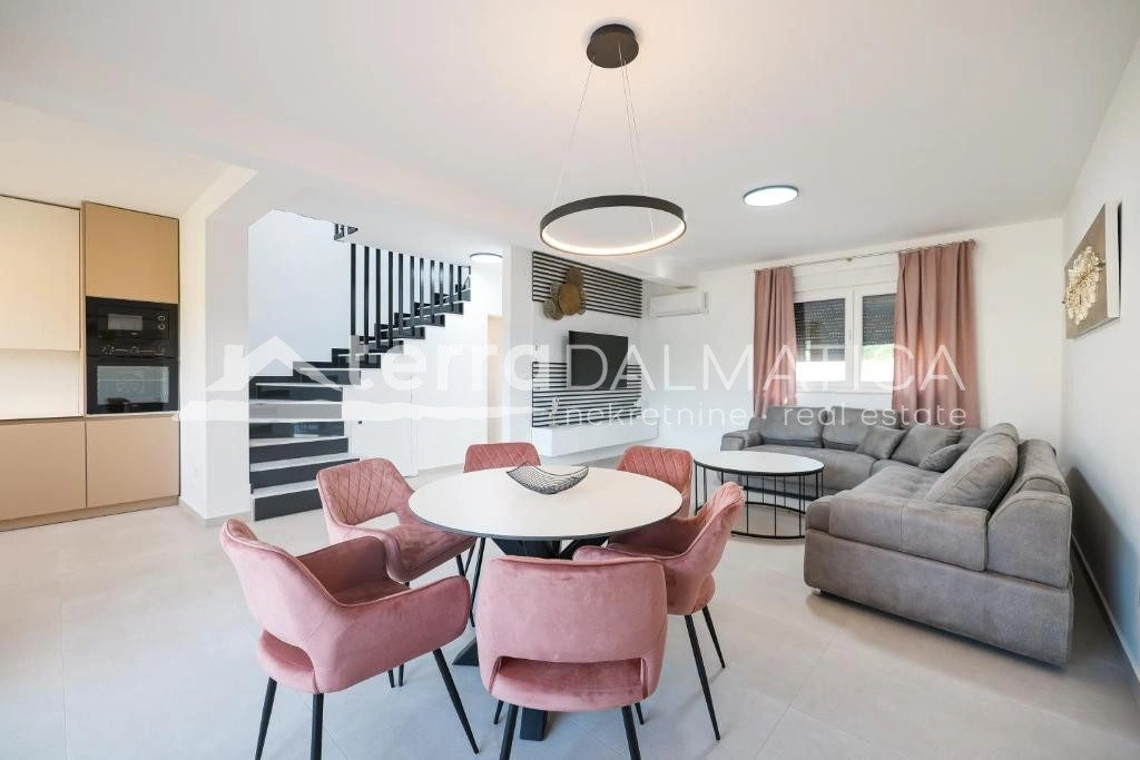 Doppelhaushälfte Privlaka mit Swimmingpools, 150 m vom Meer entfernt