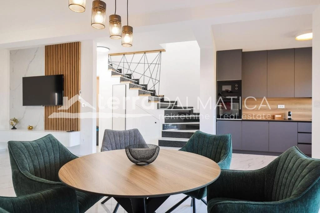 Doppelhaushälfte Privlaka mit Swimmingpools, 150 m vom Meer entfernt