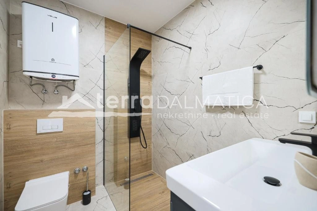 Doppelhaushälfte Privlaka mit Swimmingpools, 150 m vom Meer entfernt