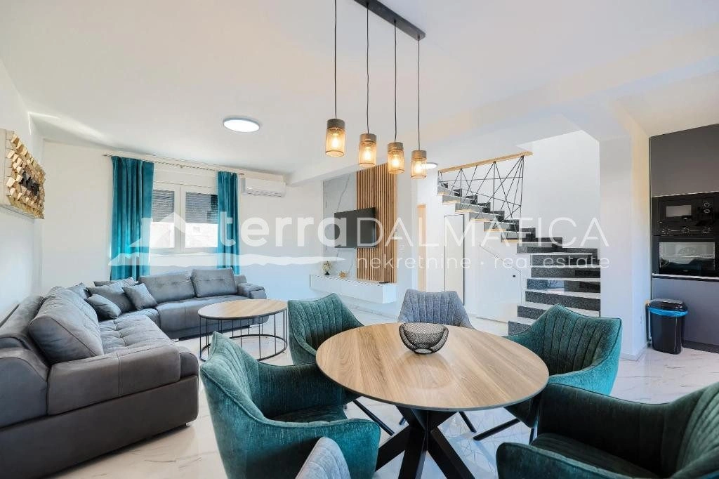 Doppelhaushälfte Privlaka mit Swimmingpools, 150 m vom Meer entfernt