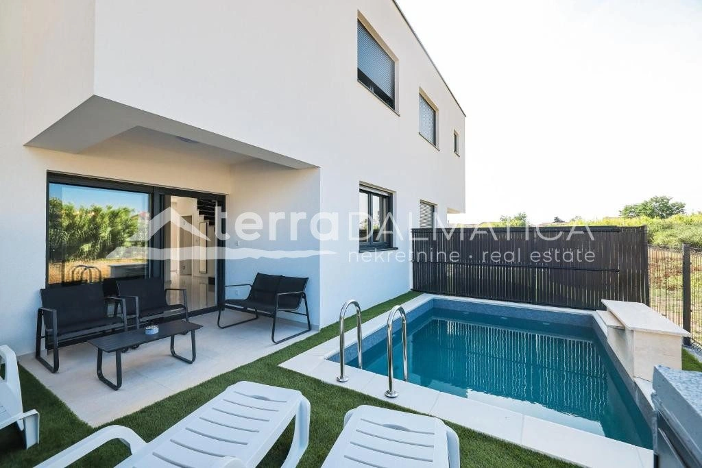 Doppelhaushälfte Privlaka mit Swimmingpools, 150 m vom Meer entfernt