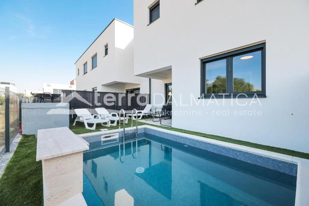 Doppelhaushälfte Privlaka mit Swimmingpools, 150 m vom Meer entfernt