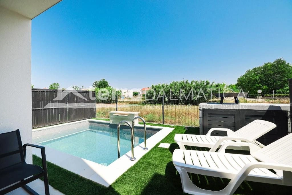 Doppelhaushälfte Privlaka mit Swimmingpools, 150 m vom Meer entfernt