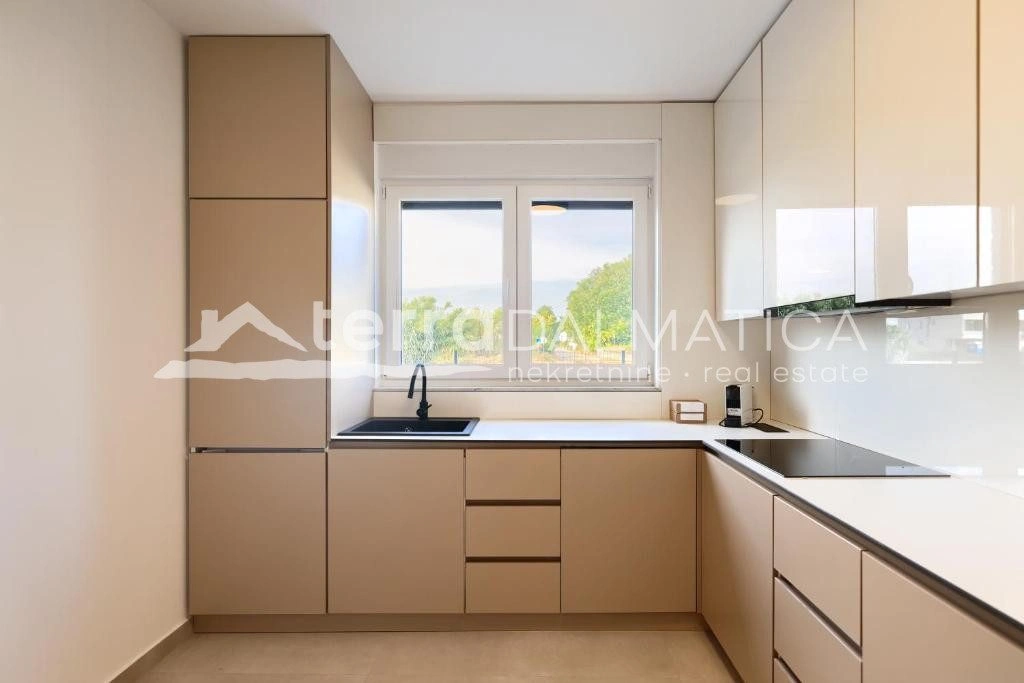 Doppelhaushälfte Privlaka mit Swimmingpools, 150 m vom Meer entfernt