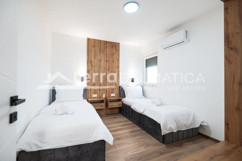 Doppelhaushälfte Privlaka mit Swimmingpools, 150 m vom Meer entfernt