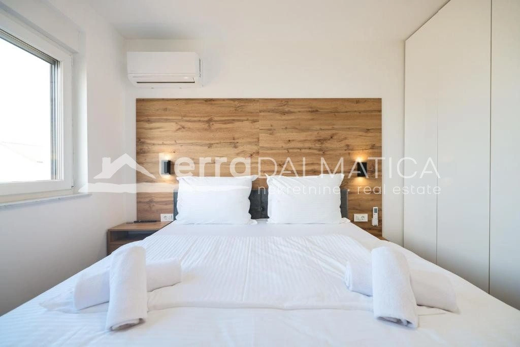 Doppelhaushälfte Privlaka mit Swimmingpools, 150 m vom Meer entfernt