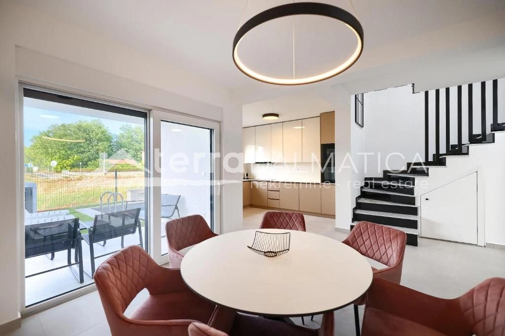 Doppelhaushälfte Privlaka mit Swimmingpools, 150 m vom Meer entfernt