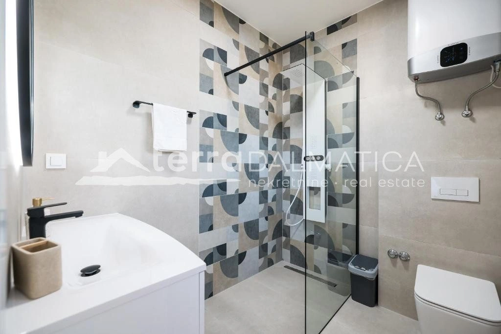 Doppelhaushälfte Privlaka mit Swimmingpools, 150 m vom Meer entfernt