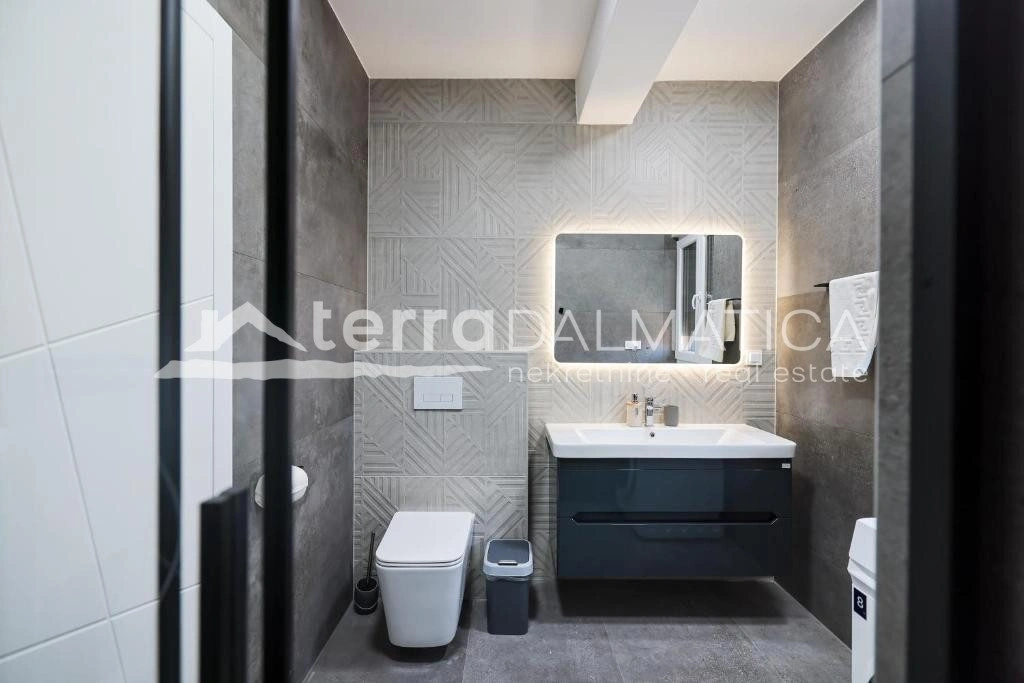 Doppelhaushälfte Privlaka mit Swimmingpools, 150 m vom Meer entfernt