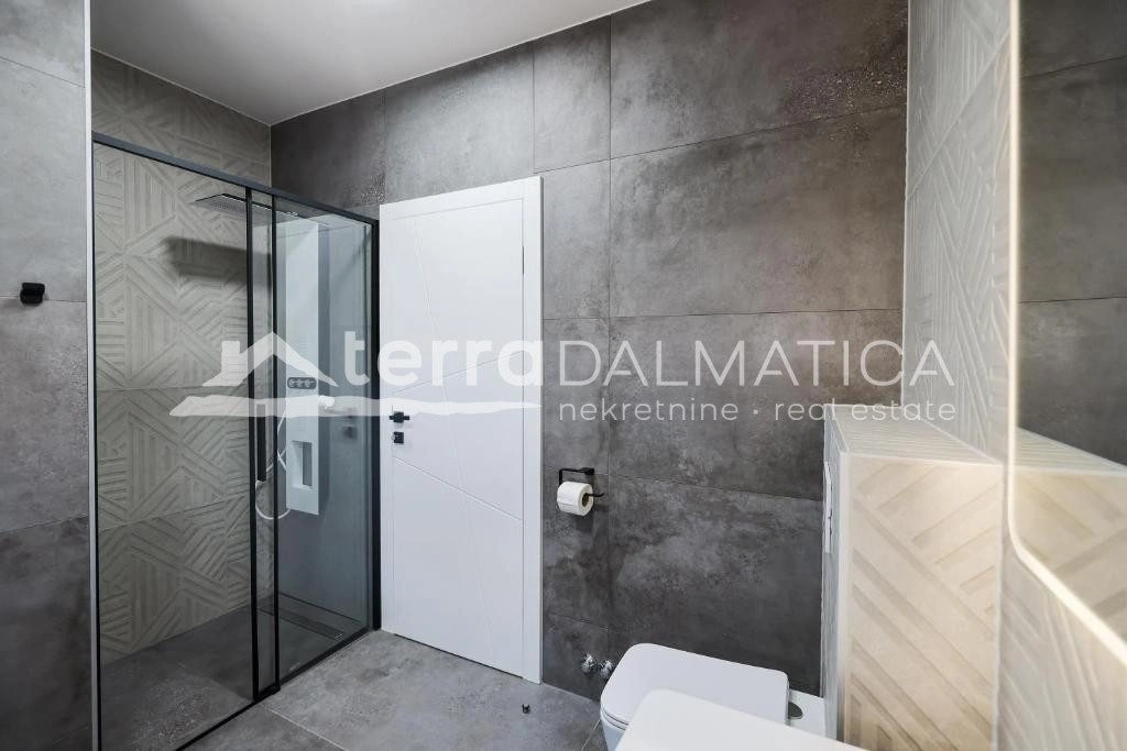 Doppelhaushälfte Privlaka mit Swimmingpools, 150 m vom Meer entfernt