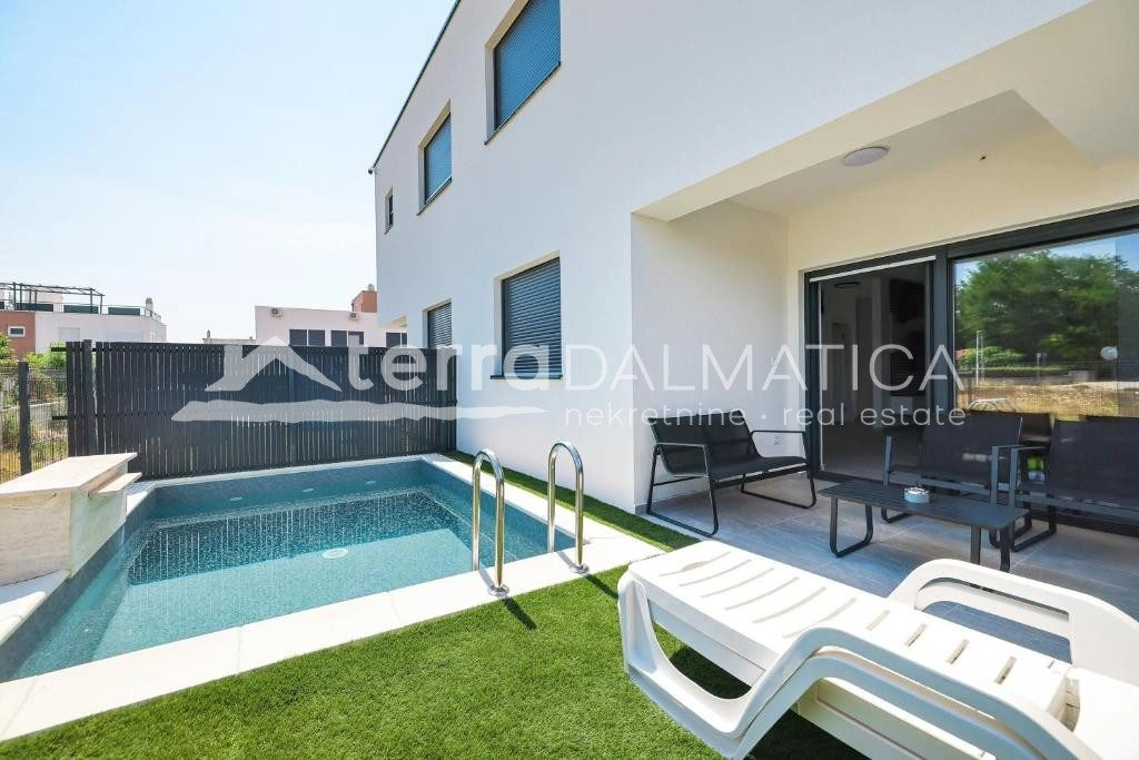 Doppelhaushälfte Privlaka mit Swimmingpools, 150 m vom Meer entfernt