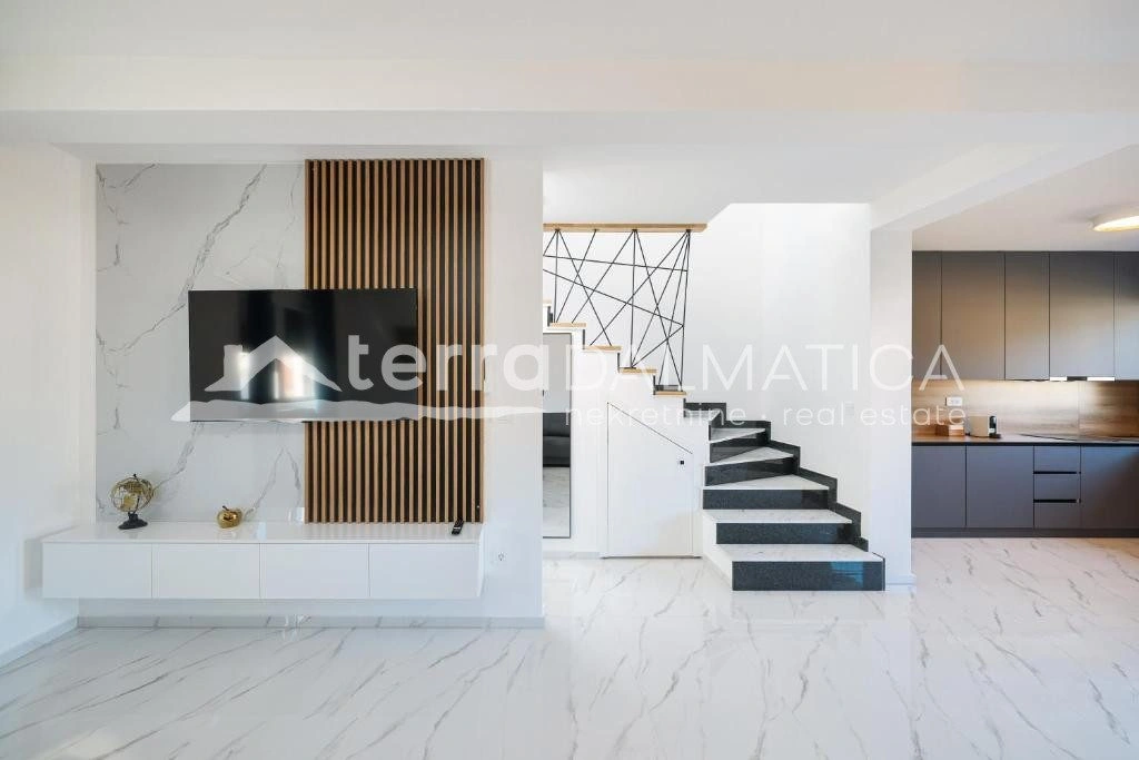 Doppelhaushälfte Privlaka mit Swimmingpools, 150 m vom Meer entfernt