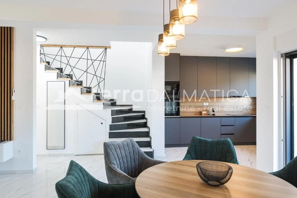 Doppelhaushälfte Privlaka mit Swimmingpools, 150 m vom Meer entfernt