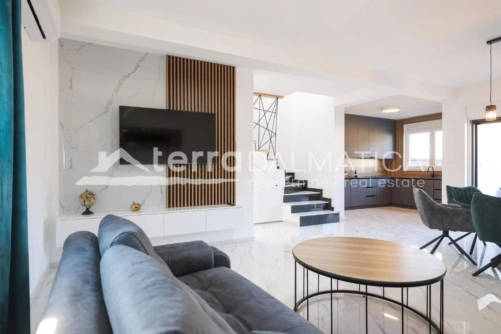 Doppelhaushälfte Privlaka mit Swimmingpools, 150 m vom Meer entfernt