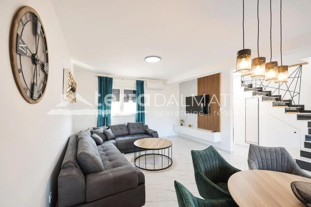 Doppelhaushälfte Privlaka mit Swimmingpools, 150 m vom Meer entfernt