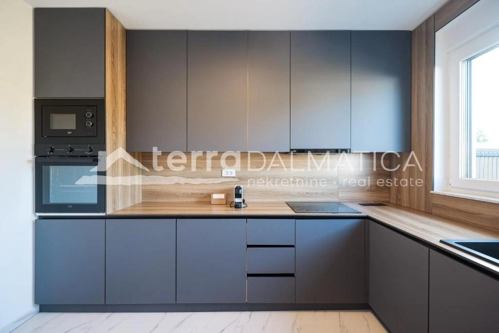 Doppelhaushälfte Privlaka mit Swimmingpools, 150 m vom Meer entfernt