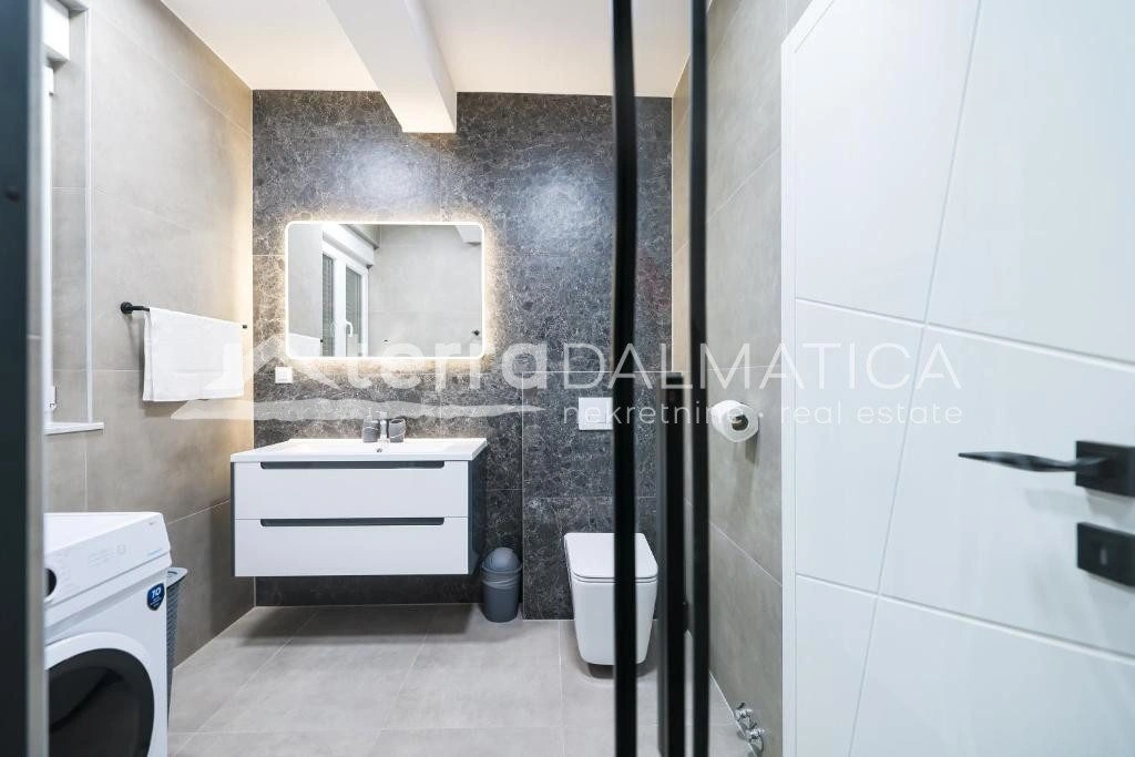 Doppelhaushälfte Privlaka mit Swimmingpools, 150 m vom Meer entfernt