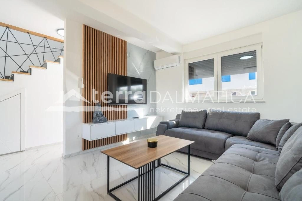 Doppelhaushälfte Privlaka mit Swimmingpools, 150 m vom Meer entfernt