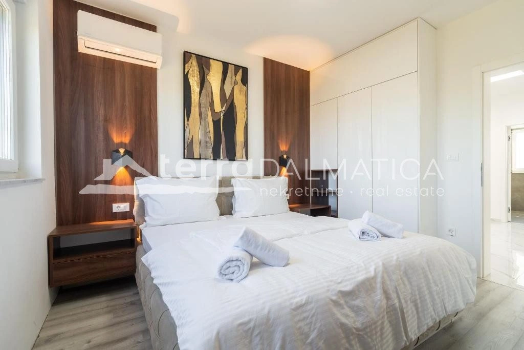 Doppelhaushälfte Privlaka mit Swimmingpools, 150 m vom Meer entfernt