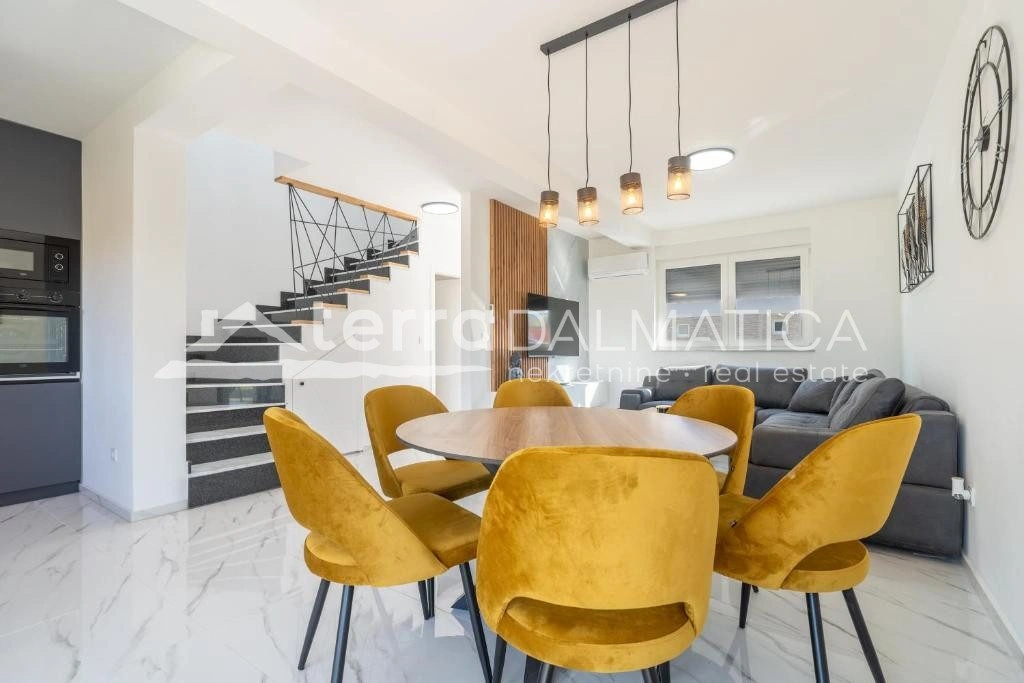 Doppelhaushälfte Privlaka mit Swimmingpools, 150 m vom Meer entfernt