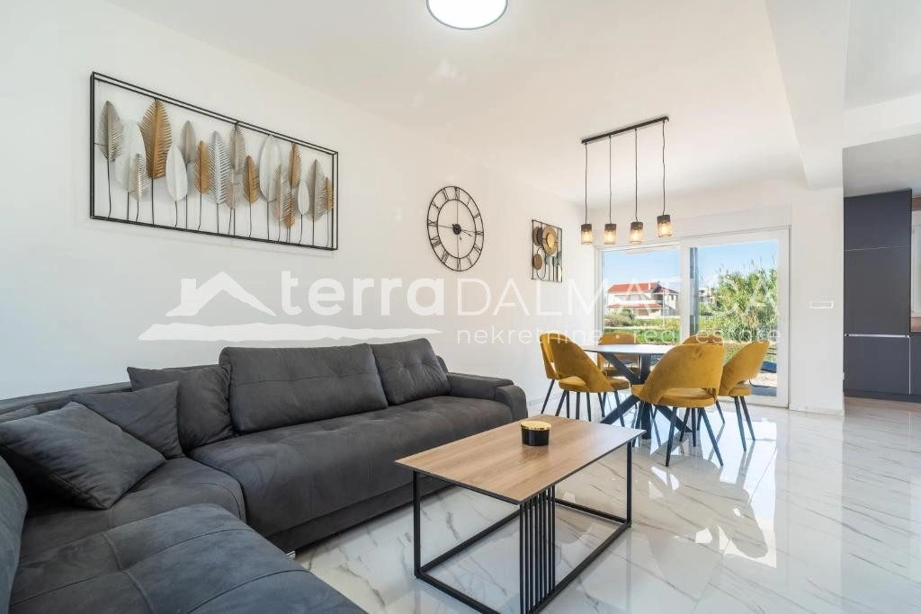 Doppelhaushälfte Privlaka mit Swimmingpools, 150 m vom Meer entfernt