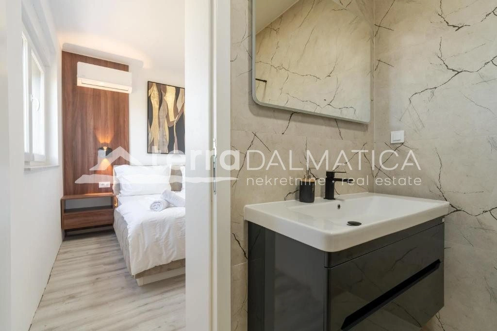 Doppelhaushälfte Privlaka mit Swimmingpools, 150 m vom Meer entfernt