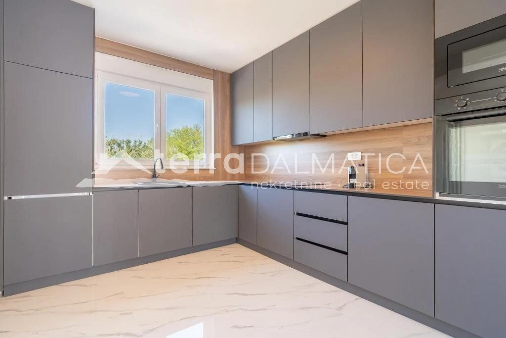 Doppelhaushälfte Privlaka mit Swimmingpools, 150 m vom Meer entfernt