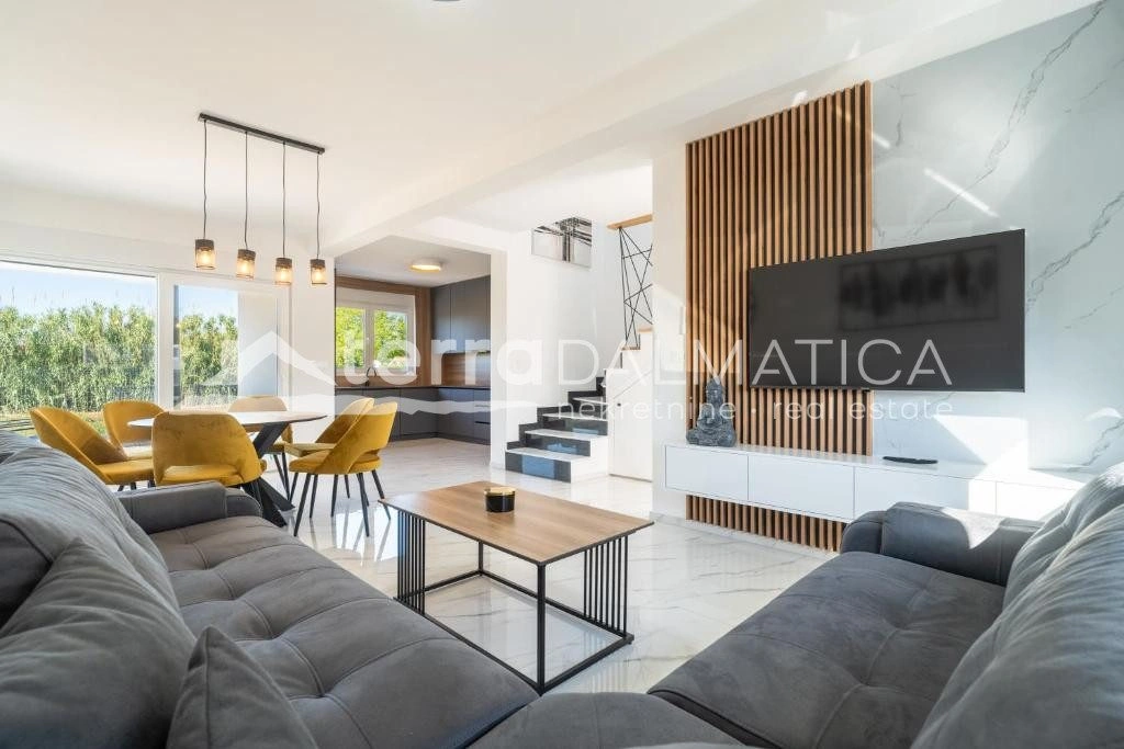 Doppelhaushälfte Privlaka mit Swimmingpools, 150 m vom Meer entfernt