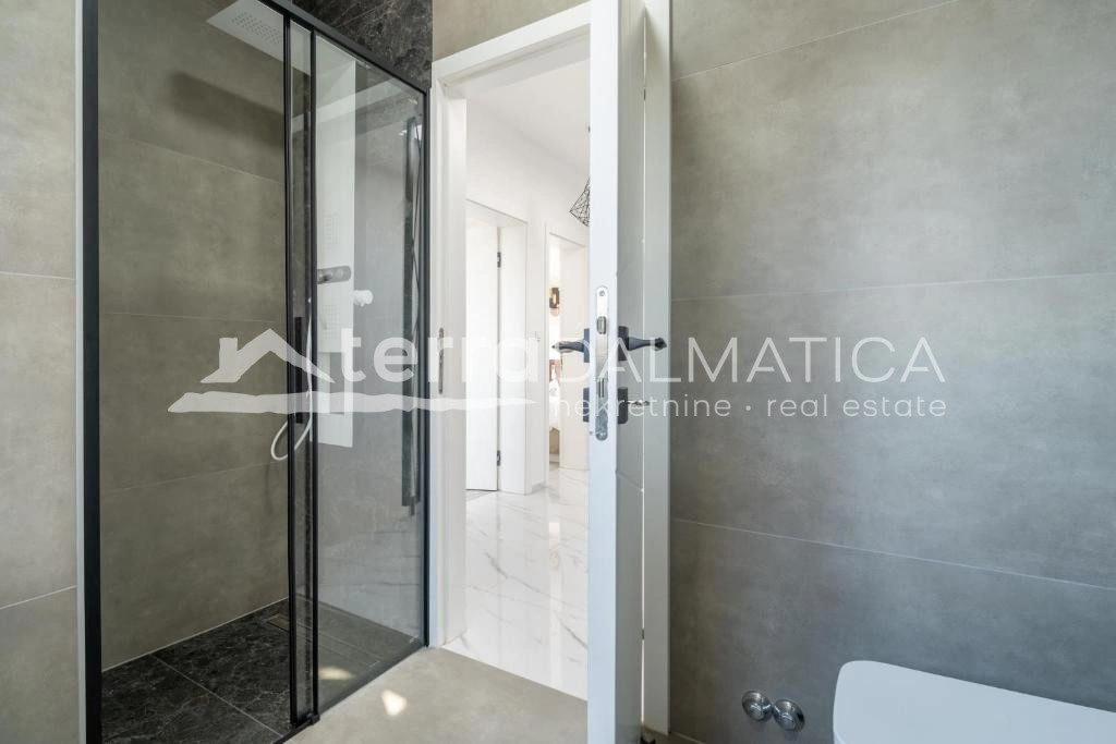 Doppelhaushälfte Privlaka mit Swimmingpools, 150 m vom Meer entfernt