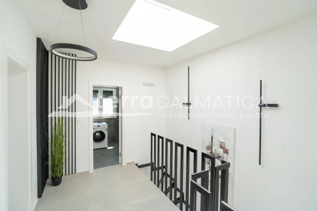 Doppelhaushälfte Privlaka mit Swimmingpools, 150 m vom Meer entfernt