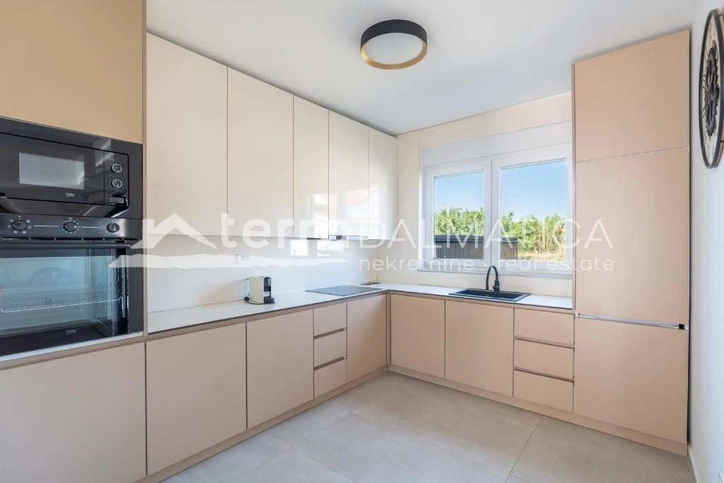 Doppelhaushälfte Privlaka mit Swimmingpools, 150 m vom Meer entfernt