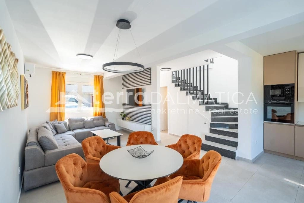 Doppelhaushälfte Privlaka mit Swimmingpools, 150 m vom Meer entfernt