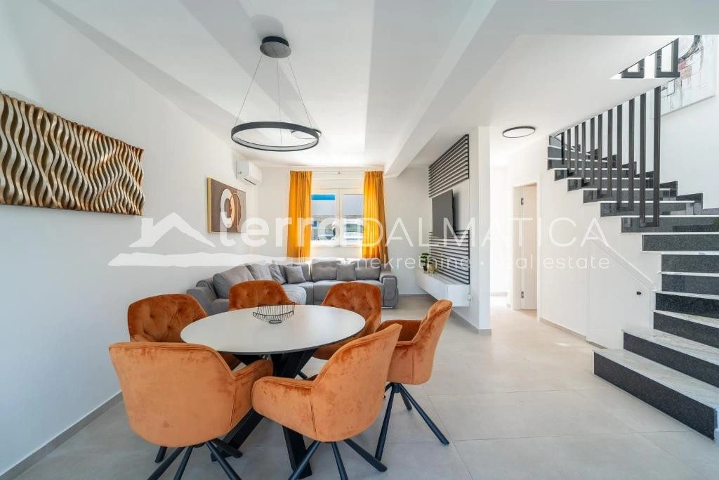 Doppelhaushälfte Privlaka mit Swimmingpools, 150 m vom Meer entfernt