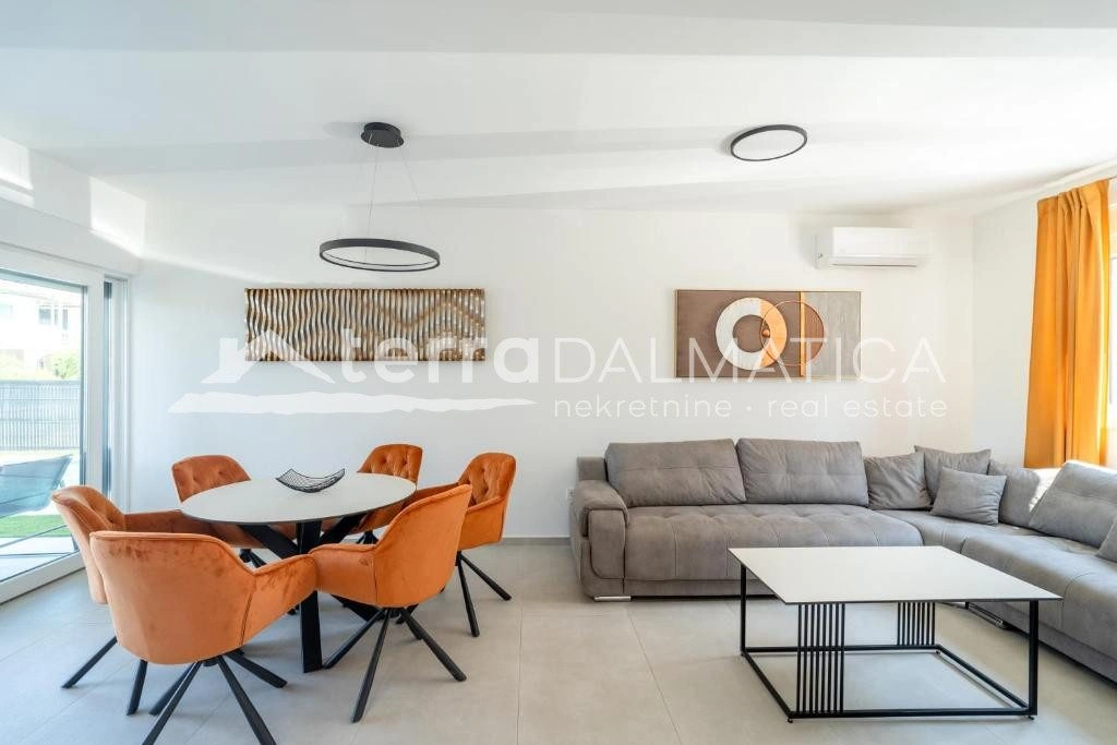 Doppelhaushälfte Privlaka mit Swimmingpools, 150 m vom Meer entfernt